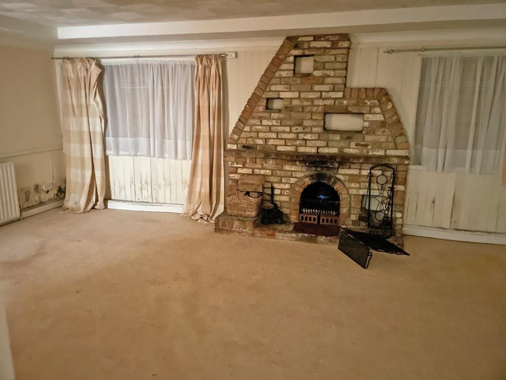 Lot: 132 - DETACHED FOUR-BEDROOM HOUSE FOR TOTAL REFURBISHMENT SET IN APPROXIMATELY 1.3 ACRES -
